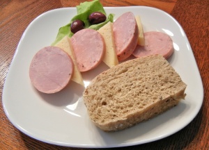 kielbasa香肠，jarlsberg奶酪，橄榄面包，橄榄，食品，食品和饮料，盘子，健康饮食