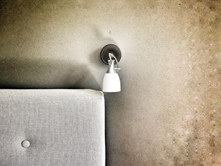 灰色靠垫旁的白色灯