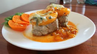 食物、晚餐、餐点、盘子、美食、猪肉奖章、桃子、蓝奶酪