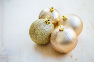 4件米色木地板上的圣诞饰品