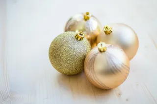 4件米色木地板上的圣诞饰品