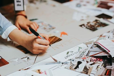 与创意设计师进行头脑风暴会议