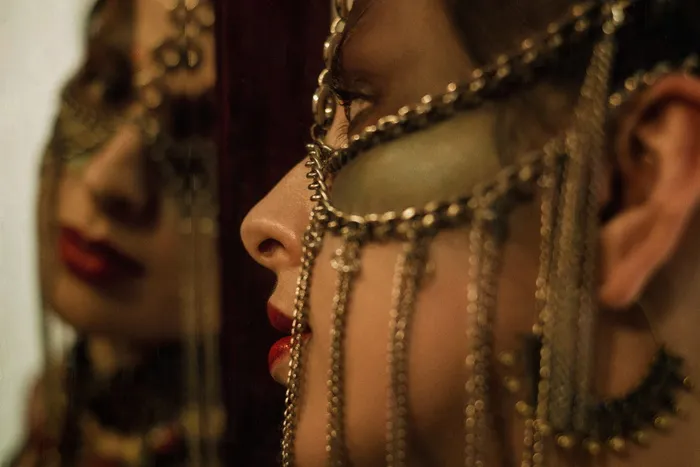 照片，女人，服饰，金色配件，珠宝，项链，时尚，服装