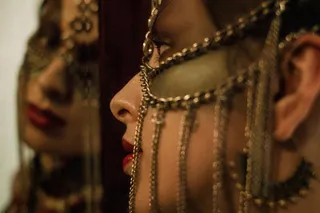 照片，女人，服饰，金色配件，珠宝，项链，时尚，服装