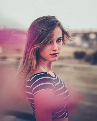 穿着黑白裁剪上衣衬衫的女士