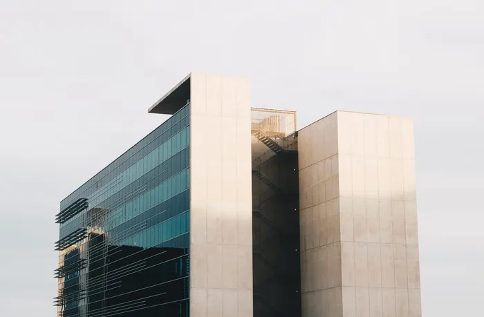 建筑，建筑，基础设施，建筑外部，建筑结构，城市，办公楼外部，低视角