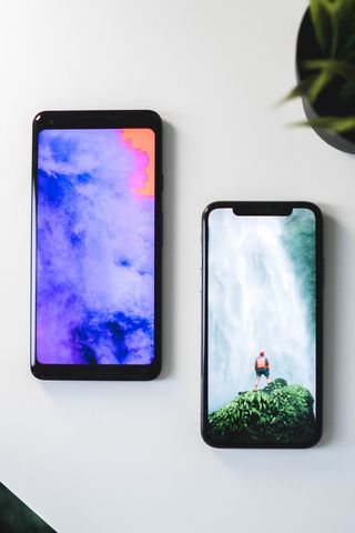 两款黑色安卓智能手机