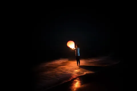 人,手持,纸灯笼,黑色,背景,灯笼,夜晚,深色 人,手持,纸灯笼,黑色,背景,灯笼,夜晚,深色