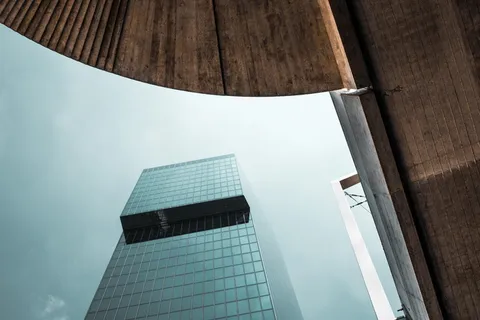 白色天空下的幕墙建筑低角度照片 白色天空下的幕墙建筑低角度照片