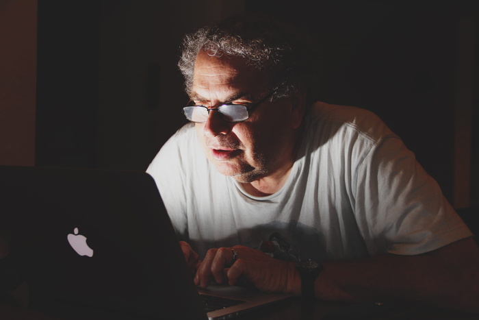 工作到很晚，电脑，macbook，爬行动物，爷爷，计算，黑暗，电脑发光