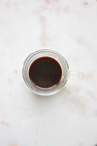 透明玻璃杯子中的黑色液体