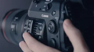 拿佳能相机的人