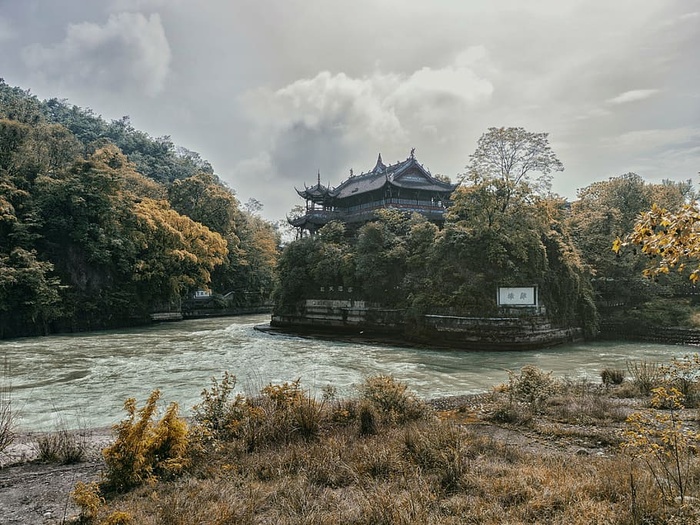 棕色，房子，树木，寺庙，附近，河流，山脉，白天