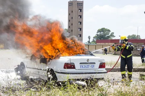 白色轿车，人，人，消防员，火，头盔，衣服，服装