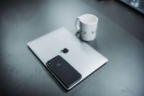 MacBook和白色马克杯