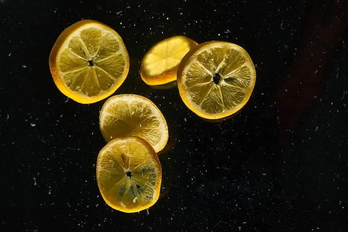 在黑色表面上切成片的柠檬