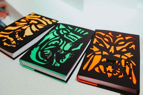 画廊里的各种艺术作品