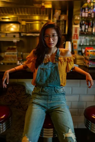 坐在室内凳子上的女人