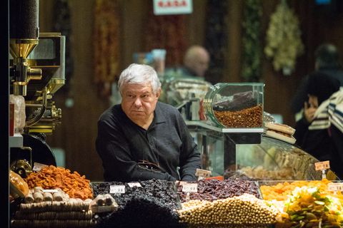 坐在一堆糖果前的男人