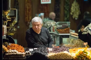 坐在一堆糖果前的男人