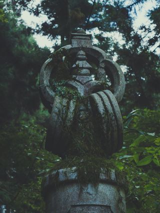 灰黑色混凝土房屋