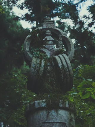 灰黑色混凝土房屋