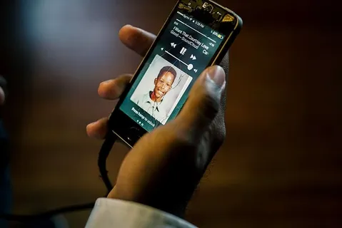 手持黑色智能手机的人