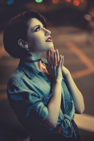 身穿牛仔夹克的女子照片