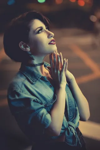 身穿牛仔夹克的女子照片