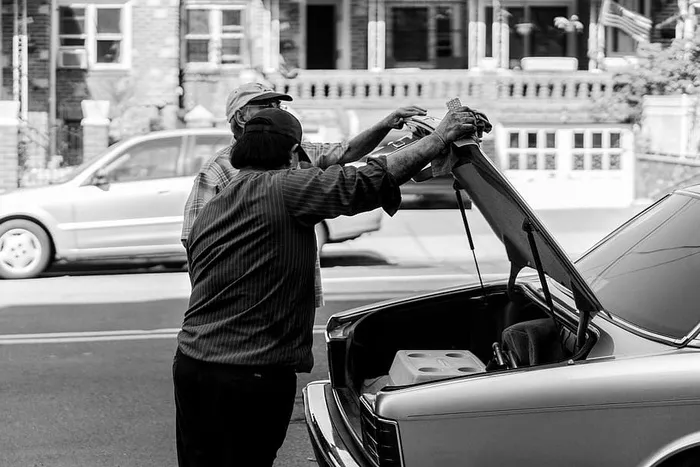 车库、机械师、朋友、行李箱、礼物、西班牙裔、皇后区、纽约