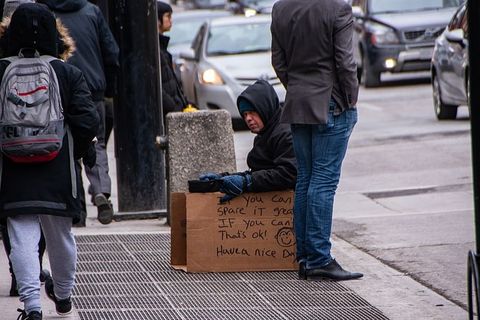 坐在箱子里的男人