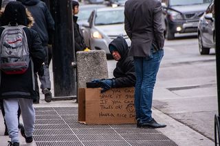 坐在箱子里的男人