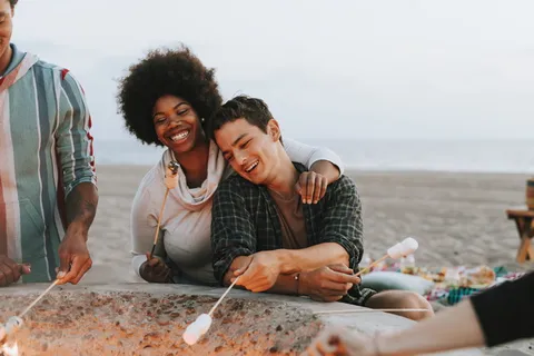 男人和女人拿着棍子