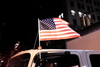 车辆侧后视镜上的美国国旗