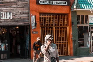 有人在金属门附近打电话