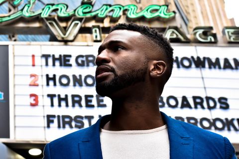 身穿蓝色开叉翻领西装夹克的男子