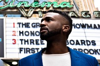 身穿蓝色开叉翻领西装夹克的男子