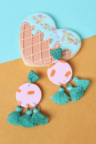 粉色流苏耳环、糖果、贴花、甜味、产品、百胜、flatlay、可爱