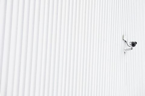 白墙上的闭路电视摄像机