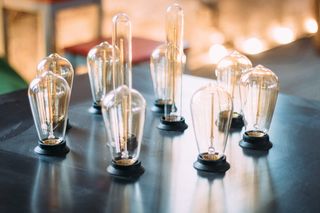 黑色表面上的透明Led灯泡