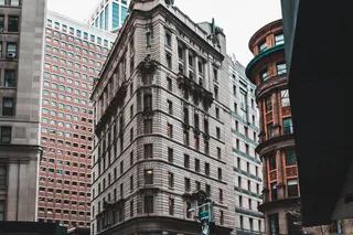 白色混凝土建筑的低视角