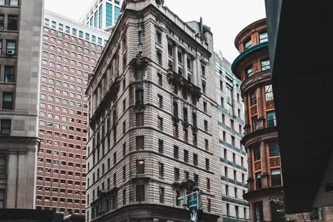 白色混凝土建筑的低视角 白色混凝土建筑的低视角