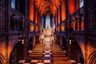 教堂建筑多彩的内部