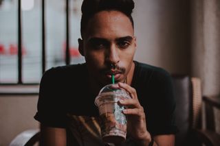 拿着星巴克杯的男人