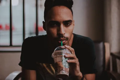 拿着星巴克杯的男人 拿着星巴克杯的男人