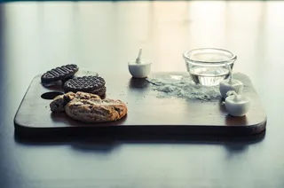 棕色木板上的三支白色茶点蜡烛