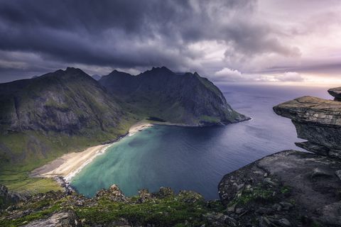 水体和山脉的鸟瞰摄影