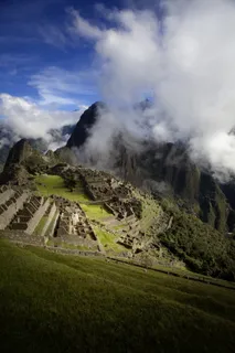 白色多云天空下的古代遗址俯视图 白色多云天空下的古代遗址俯视图