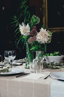 三个香槟酒杯,餐具,装饰,优雅,插花,鲜花,银器,桌子 三个香槟酒杯,餐具,装饰,优雅,插花,鲜花,银器,桌子