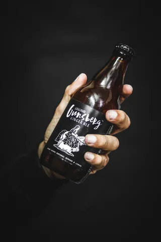 持有冈斯伯格啤酒瓶的人